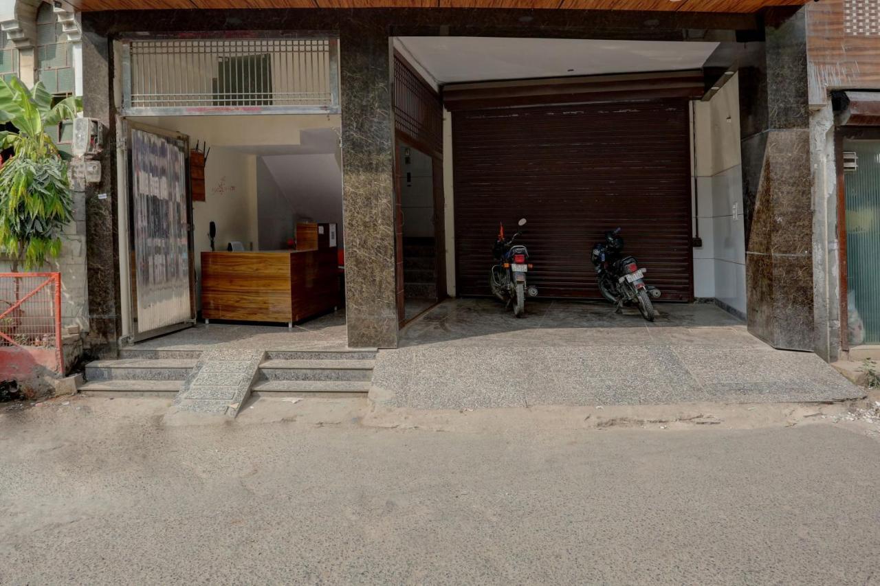 Hotel O Family Deluxe Új-Delhi Kültér fotó